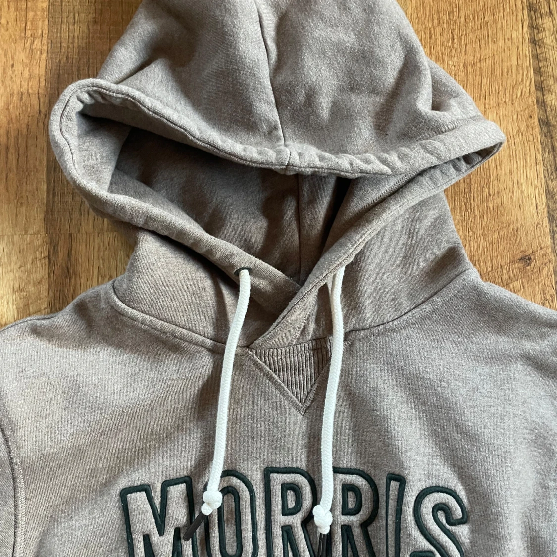 Beige hoodie från Morris med tryck - 1
