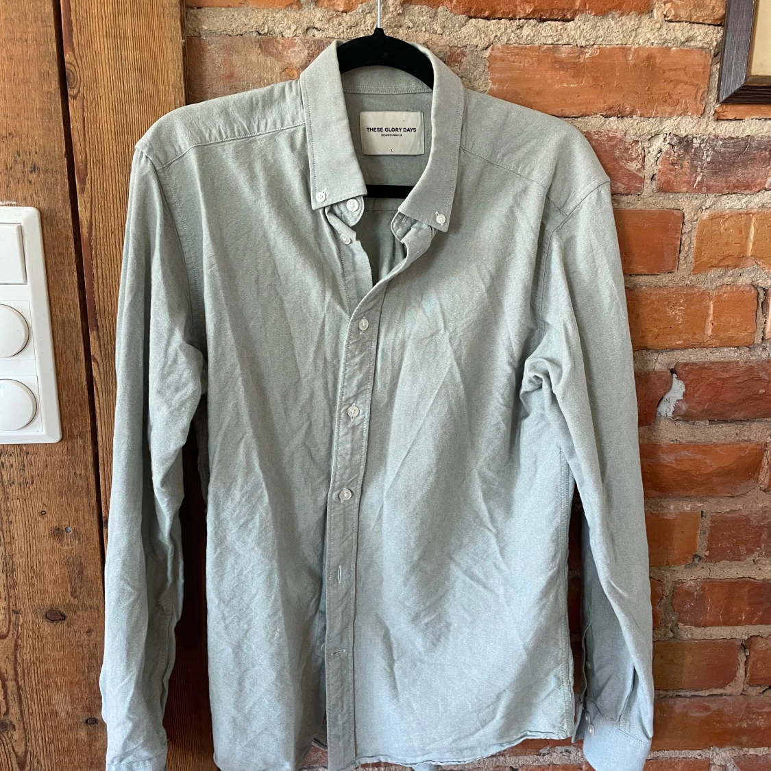 Ljusgrå beige skjorta från These Glory Days