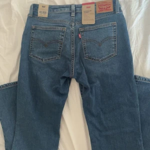 Levi's jeans - Säljer ett par Levi's Superlow Skinny jeans i klassisk blå tvätt. Modellen har låg midja och smal passform. Materialet är mjukt jeans-tyg med lite stretch för extra komfort. Har aldrig använt de, då de inte passar mig. Köpta för 900 kr.  Lapparna sitter kvar och jeansen är i helt nyskick💕