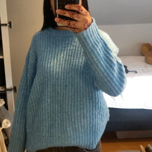 Ljusblå stickad tröja oversized - Säljer en supermysig ljusblå stickad tröja med oversized passform.