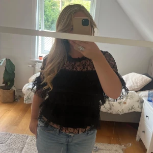 Svart spetsblus med volanger - Super fin svart spets blus aldrig använd💗