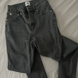 Svarta high waist jeans från 157 - Snygga svarta jeans med hög midja från 157. Klassisk femficksmodell med dragkedja och knapp framtill. Jeansen har en rak passform och är gjorda i mjukt denimtyg som sitter skönt hela dagen. Perfekta till sneakers eller boots.