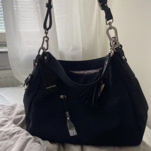 Longschamp liknande väska - Säljer denna marinblå longchamp liknande väskan från surifrey💘 helt oanvänd med prislappen kvar, dragkedjorna fortfarande inplastade😇