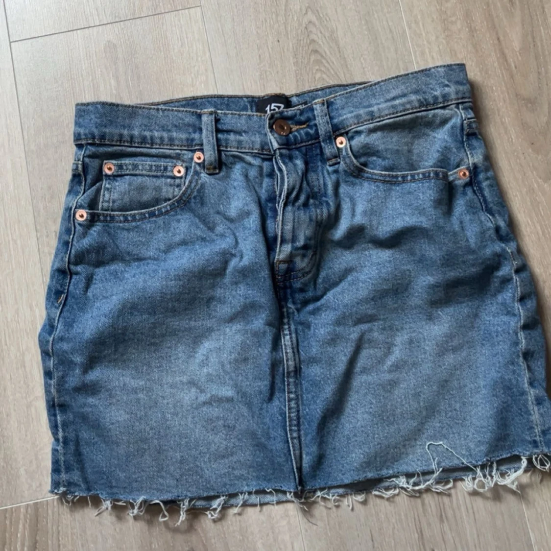 Blå jeanskjol med fransig kant - 2