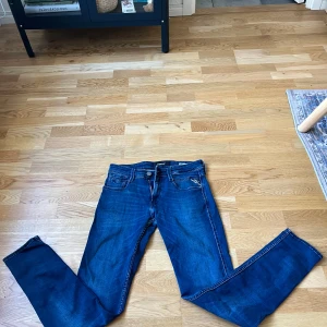 Replay anbass jeans - Säljer ett par mörkblåa replay anbass jeans 
