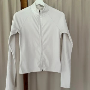 Vit träningströja - Vit träningströja från Nelly, storlek: S☺️💓