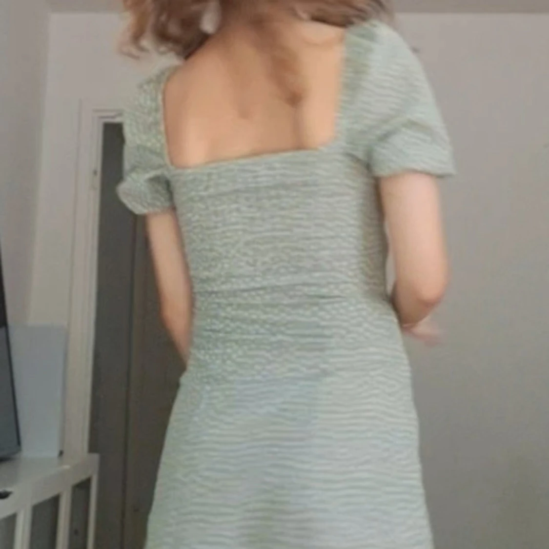 Grön blommig kortklänning med puffärm - 3