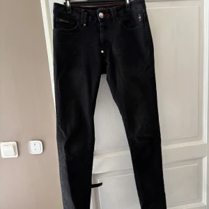 Svarta jeans från Philipp Plein - Säljer ett par svarta jeans från Philipp Plein. Endast använda fåtal gånger. Storlek 31! Kvitto och bag medföljer :) 