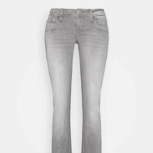Ltb jeans - Säljer nu mina grå ltb jeans i bra skick då de tyvärr inte kommer till användning längre, tyvärr så har jag sprättat upp de längst ner men annars inga defekter.     storlek: w24 L32      OBS!   vid snabb affär kan jag gå ner i pris💗