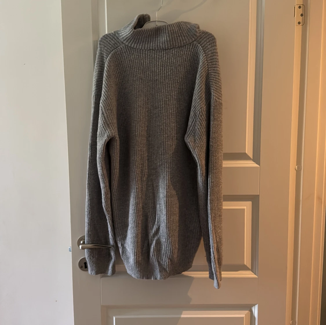 Grå stickad hoodie från H&M - 1