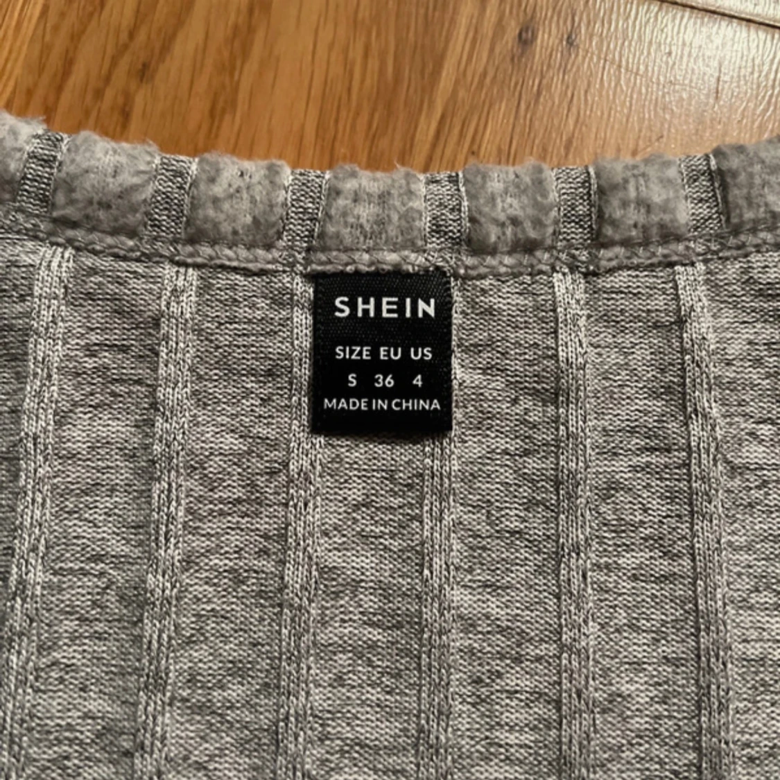 Grå croppad ribbad tröja från SHEIN - 2