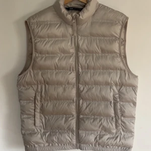 Beige dunväst från zara - Snygg beige dunväst från zara med quiltad design / storlek M / vanligt pris 499kr / för frågor kom dm