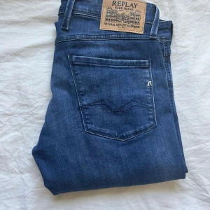 Replay Jeans - Snygga Replay Anbass jeans i slim fit med klassisk femficksdesign och blå tvätt. Ny pris 1699kr l Vårat pris 499kr. Hör av dig vid minsta fundering eller fråga 📬