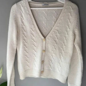 Beige / krämvit kofta - Supersöt beige/krämvit kofta! Har ingen lapp men skulle gissa på att storleken är XS/S. Rätt fint skick, lite nopprig (se bilder) men har man noppmaskin bör det försvinna ❣️❣️❣️