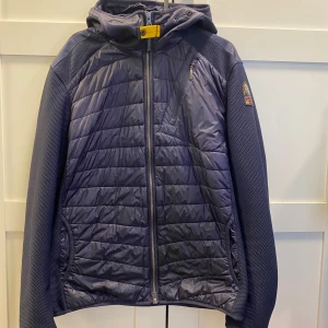 Parajumpers NOLAN - HYBRID JACKET  - Mörkblå Parajumpers hybrid jacket - NOLAN. Säljes pågrund av urvuxen, inköpt för ca 1,5 år sedan. Inte använd så mycket, inga defekter och i väldigt fint skick. Storlek Large 