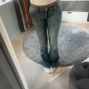 Weekday Jeans - Säljer snygga bootcut low waist weekday jeans. Små defekter längst ner, men inget man märker till!😊Storlek: 29/34