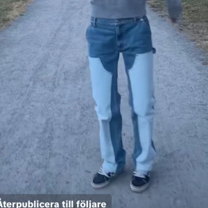Filippa K jeans  - Tvåfärgade jeans från Filippa K. Storlek 32. Superbra skick - skriv för fler bilder💙🩵Midjemått: 72 cm, innerbenslängd: 78 cm. Nypris 2900kr