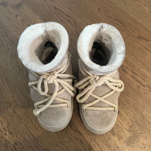 Inuikii skor - Intressekoll på mina Inuikii skor. Bra skick på utsidan, några defekter, använd på insidan men inget som känns. Skorna är i storlek 37 men passar ändå mig som bär storlek 36. Skriv för fler bilder på defekterna.