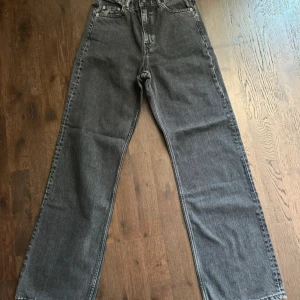 Dr Denim Echo Retro Black jeans - Säljer ett par svarta jeans från Dr Denim, modellen Echo Retro Black. Den har ingen specifik storlek utan är 27 i vidden på byxan och 32 är längden ( det står på lappen i byxan ).De har en rak och loose passform med hög midja och klassisk femficksdesign. Jeansen är tillverkade i bomull och har en cool vintage vibe med breda ben och snygga detaljer. 