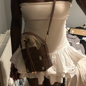 Vit Zara klänning  - .Fin Zara klänning använd 2 ggr. Som ni ser på de 2 sista bilderna har banden blivit avklippta !