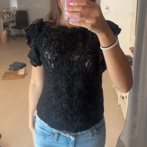 spetströja ZARA - snygg spetströja från Zara, använd fåtal ggr, inga defekter, strl m men jag har xs/s