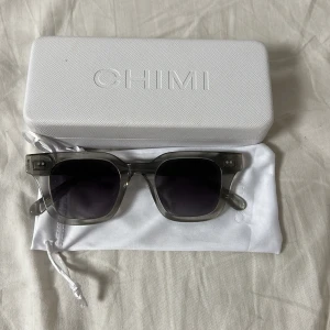 Chimi 04 grå - Säljer mina gråa chimis i 04. Säljer för jag inte använder de längre då jag har ett par nya solglasögon. Fodralet till glasögonen ingår samt påsen till glasögonen (den på bilden) skriv vid frågor eller fler bilder 💓