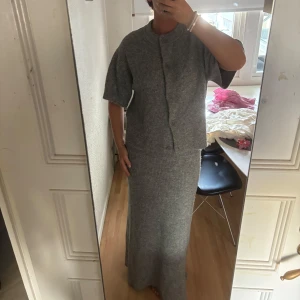 lojsanwallin x NAKD - stickat set med både en maxi kjol och en kortärmad tröja med knappar perfekt inför hösten! Ifrån lojsan wallins kollektion hösten 2024