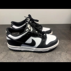 Nike Dunk Low svart/vit sneakers - Nike Dunk Low sneakers sparsamt använda pris är inte hugget i sten