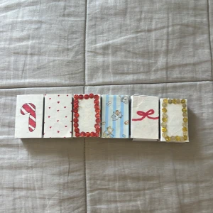 Handgjorda tändsticksaskar - Ett set med sex små handgjorda tändsticksaskar med olika dekorerade omslag, som hjärtan, polkagris, glitter och söta djurmotiv. Perfekt för dig som gillar pyssel, kreativitet och unika anteckningsböcker. Passar som personlig gåva eller för att skriva ner egna idéer. 1 för 25 kr, 2 st för 45 kr