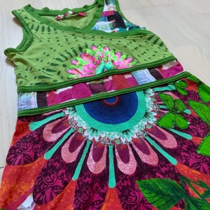 Barnklänning från Desigual - Superfin klänning i barnstorlek från Desigual i unikt och vackert mönster. Passar barn i 9-10-årsåldern, eller någon som är 130-140 cm lång! I mycket bra skick, då jag använde den endast sparsamt när jag var liten. Inköpt för ungefär tio år sedan, så osannolikt att den finns kvar att köpa idag! 