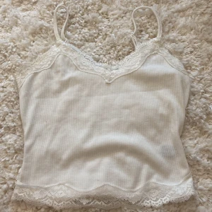 Vit spetstopp - Söt vit spetstopp köpt på shein för ca 2 år sen💘💘