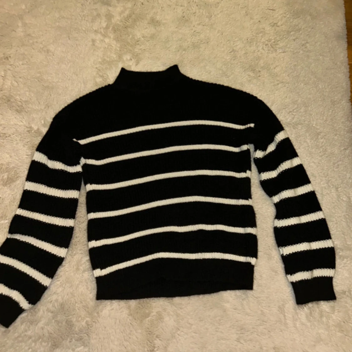 Svartvit randig stickad tröja