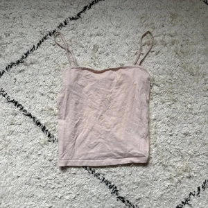 Ljusrosa linnetopp från H&M Basic XS - Supersöt ljusrosa linnetopp från H&M Basic i storlek XS. Toppen har smala axelband och ärmlös design, perfekt för varma dagar. Mjuk och tunn bomull som känns skön mot huden. Enkel och stilren modell som är lätt att matcha med jeans eller kjol.