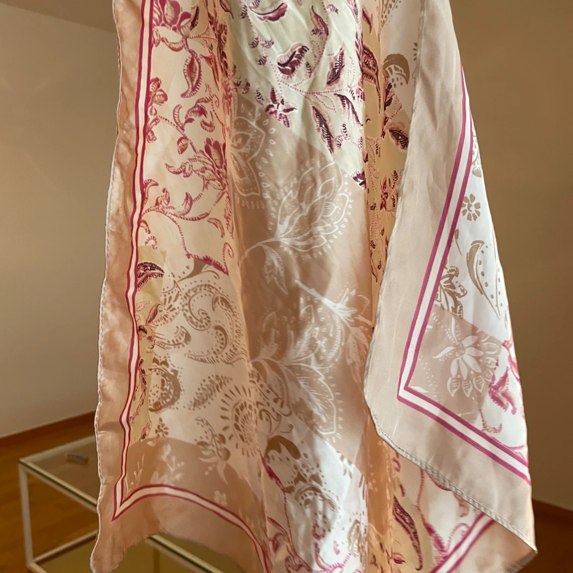 Beige och rosa blommig sjal - 1