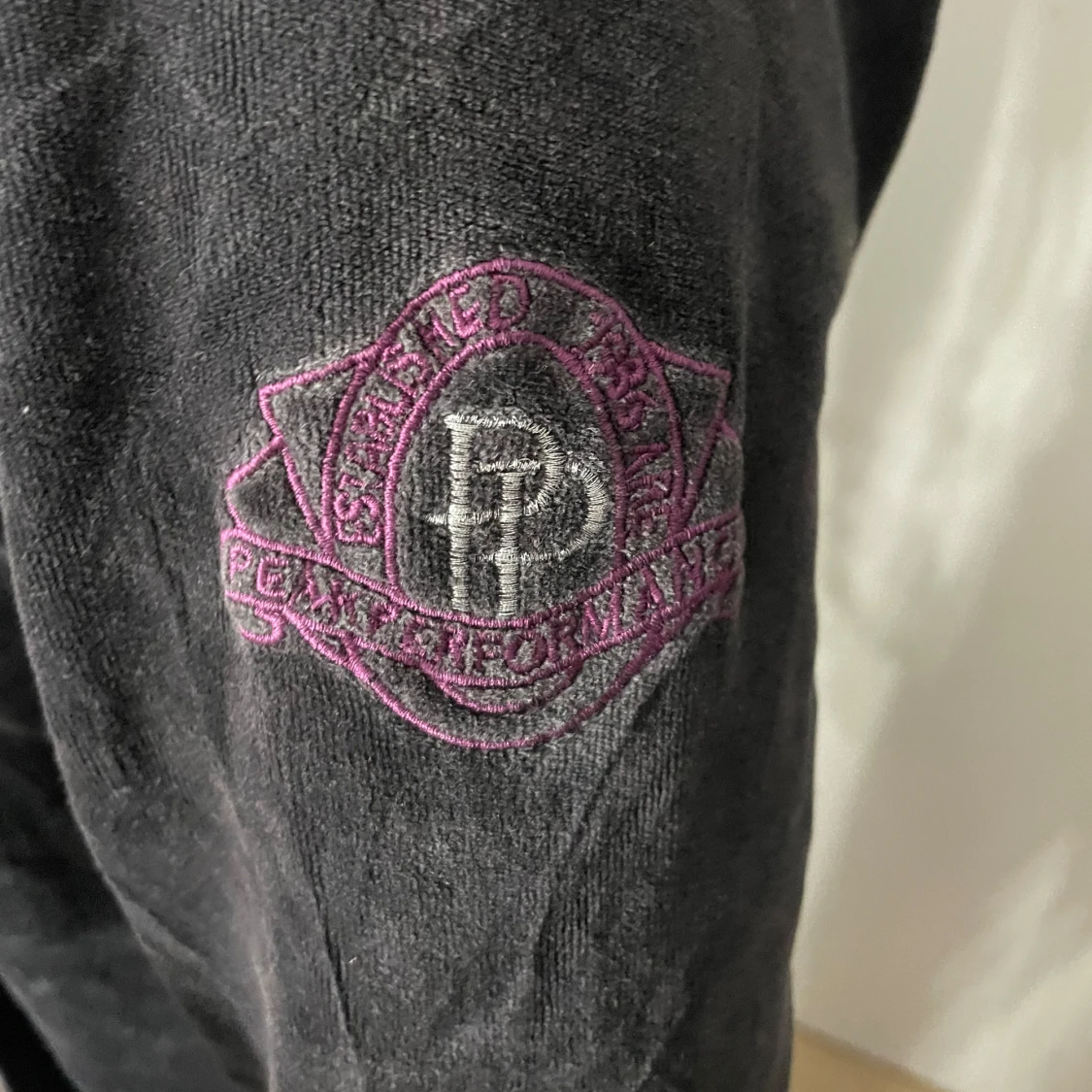 Svart velour hoodie från Peak Performance - 2