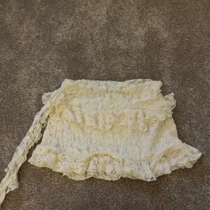 Vit spetskjol med volanger från Bershka - Jättesnygg minikjol som bara är använd 1 gång! Creamvit. 