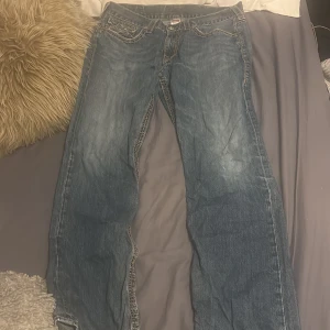 True Religion jeans storlek 36 baggy - Nu är dom otvättade men tvättar innan jag skickar iväg dom! Storlek 36. Jag har storlek xxs men använder jeansen som baggy jeans. Kan sänka pris!