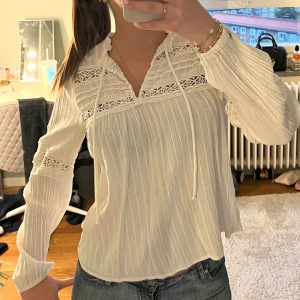 Vit blus - Sååå söt vit blus som tyvärr inte används längre💓💓