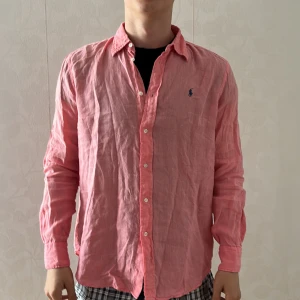 Rosa linneskjorta från Ralph Lauren - Rahlp Lauren Skjora Rosa | Skick: 9/10 | Size - M | Fraktar via postnord eller instabox | Hör av dig vid minsta fråga eller fundering // Ricco Wardrobe