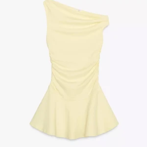 Ljusgul one shoulder klänning - Säljer en ljusgul kortklänning. Klänningen har en figurnära passform upptill och en utsvängd kjol. Perfekt för dig som vill sticka ut! Skriv om du är intresserad.💛💛🩷🩷💛🩷 priset går att diskutera💛🩷💛