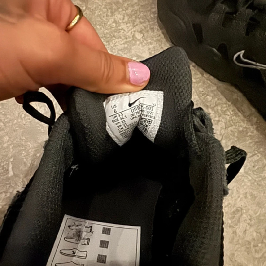 Svarta Nike sneakers med mesh och mockadetaljer - 2