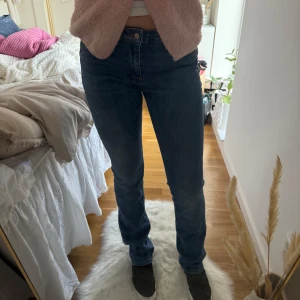 Blåa jeans från LTB - Säljer ett par klassiska blå jeans från LTB med normal passform som är boot cut. Byxorna har fem fickor, knapp- och dragkedjegylf samt snygga sömdetaljer på bakfickorna. Perfekta till vardags och enkla att matcha med olika toppar. Sitter som stl 28/34