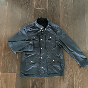 Field jacket - Riktigt fet field jacket i riktigt bra skick från H&M. Den är hyfsat tung så perfekt till sommarkvällar eller lite kyligare dagar. Hör av er vid några funderingar 😀 