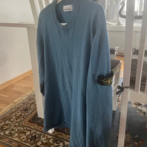 Blå tröja från Stone Island - Säljer en blå tröja från Stone Island med rund halsringning och långa ärmar. Köpt på nittygritty för 4200. Är inte den originella stone island tröjan utan en med annat material (lite tunnare). 