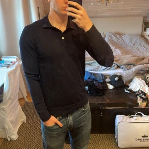 Piké från Jack & Jones - Mörkblå Piké från Jack & Jones i storlek S bra skick.