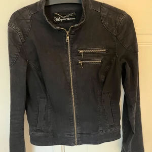 Jeansjacka - Svart jeansjacka från De corp esprit casual i storlek M