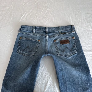 Lågmidjade bootcut jeans - Vintage från Wrangler, tyvärr försmå💓midja 36 innerben 80 jae 165
