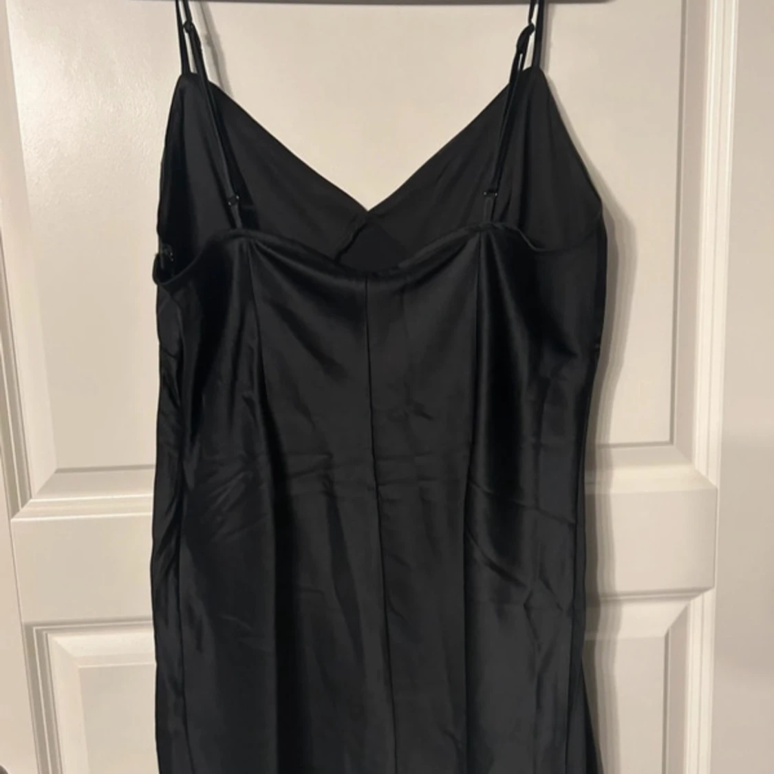 Svart satin klänning med smala axelband - 1