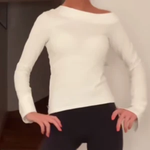 Vit långärmad topp med bred halsringning - Säljer denna one shoulder tröjan, använd en gång och inga defekter 