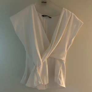 Vit omlottopp från Zara - Säljer den trendiga Zara toppen. Använda några gånger men i bra skick. 